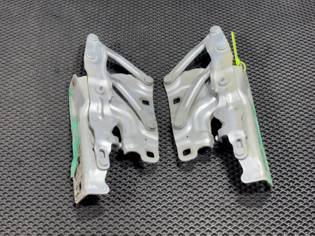 петля капота Jaguar XE 1 поколение X760 2017, 2.0 л., 204PT, бензин, АКПП, седан, GX7316801AE, GX7316800AE, T2H12980, T2H12981 - фото №1