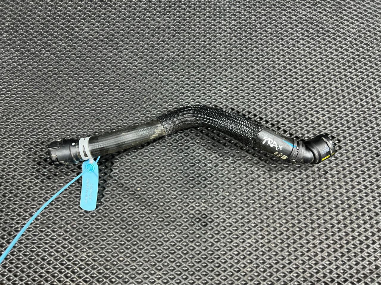 патрубок (трубопровод, шланг) Chevrolet Trax 2 поколение 2024, 1.2 л., бензин, АКПП, внедорожник 5 дв., передний привод, 42896053, 42764688 - фото №1