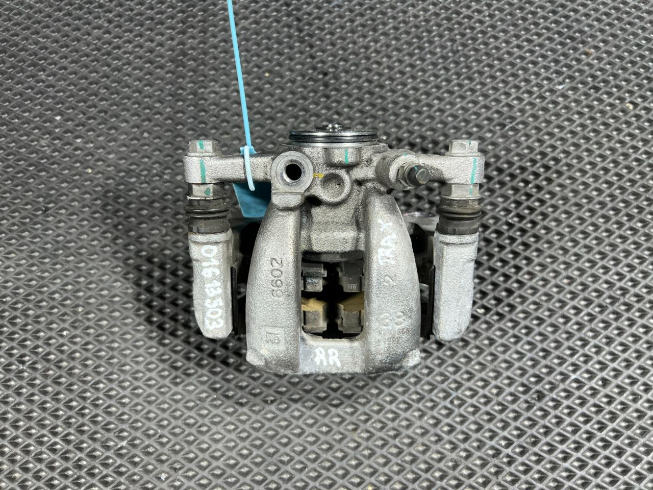 суппорт задний правый Chevrolet Trax 2 поколение 2024, 1.2 л., LIH, бензин, АКПП, внедорожник 5 дв., передний привод, 60007794 - фото №1