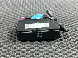 разъем AUX / USB Audi S4 B9 [рестайлинг] 2021, 3.0 л., CWGD, бензин, АКПП, седан, полный привод, 8W0035708A