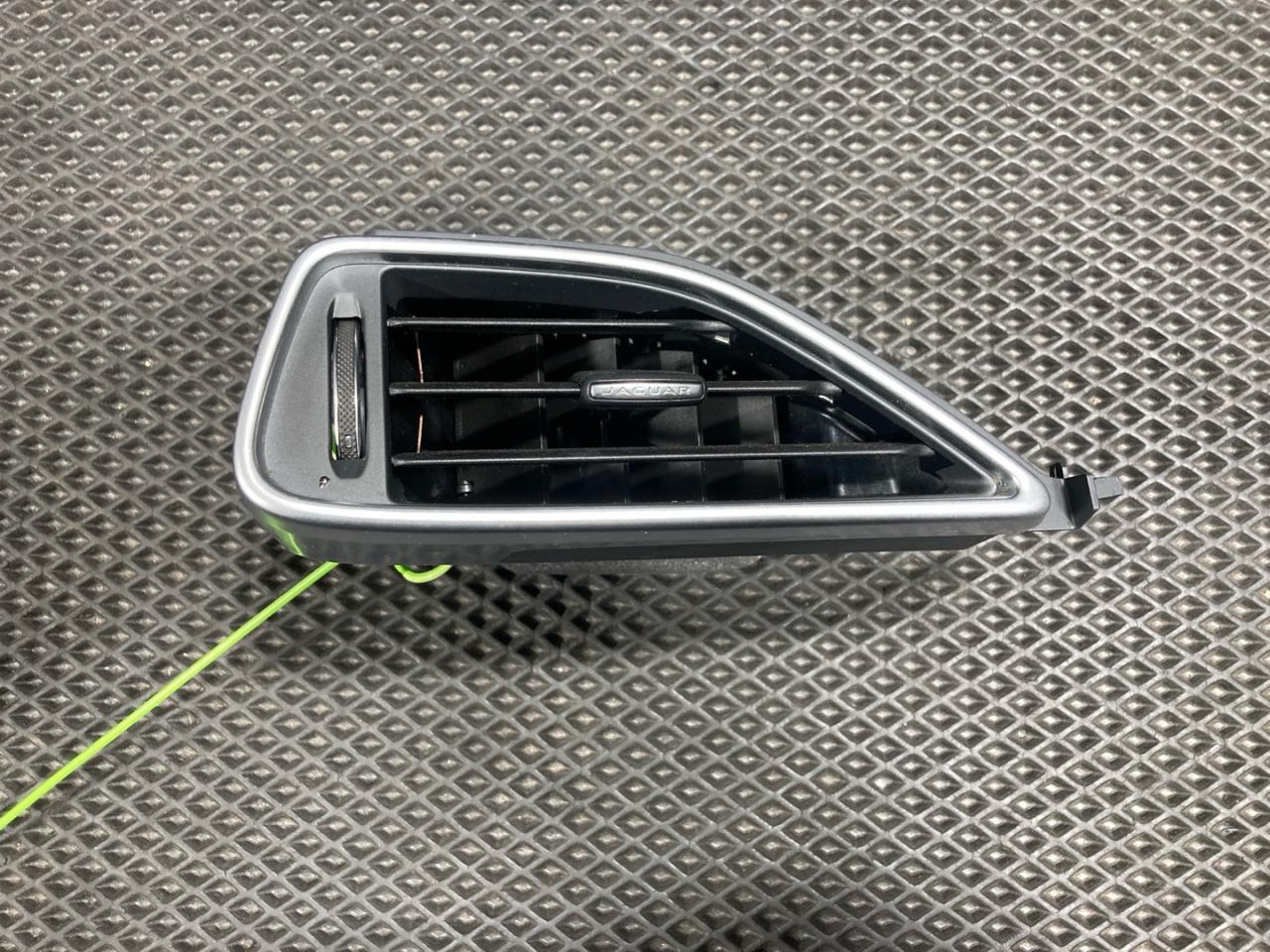 дефлектор обдува салона Jaguar XE 1 поколение 2016, 3.0 л., бензин, АКПП, седан, HX73018B09A, HX73018B09AE, T4A12748 - фото №1