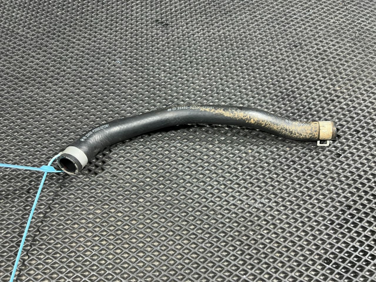 патрубок (трубопровод, шланг) Kia Sorento 4 поколение 2023, 2.0 л., G4KA, бензин, АКПП, внедорожник 5 дв., передний привод, 25450-P2500 - фото №1