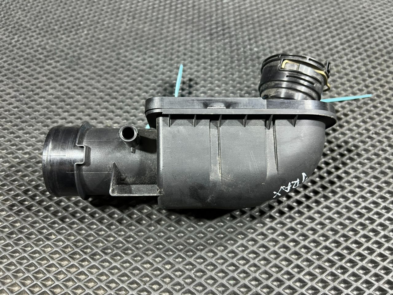 патрубок воздушного фильтра Chevrolet Trax 2 поколение 2024, 1.2 л., бензин, АКПП, внедорожник 5 дв., передний привод, 42730118 - фото №1