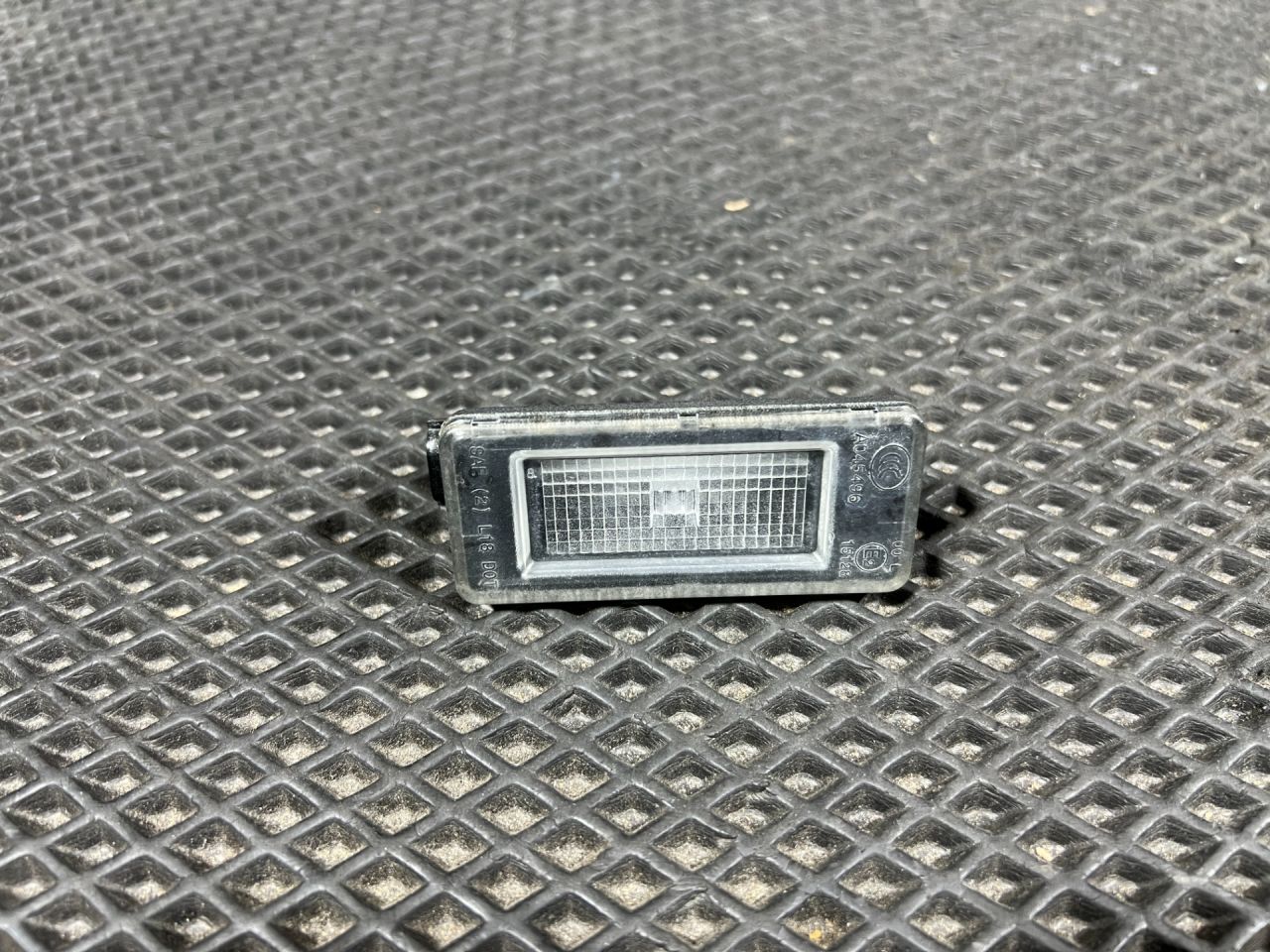 подсветка номера Nissan Rogue T33 2022, 1.5 л., KR15, бензин, АКПП, внедорожник 5 дв., 265108990E, BFEAM8990E - фото №1