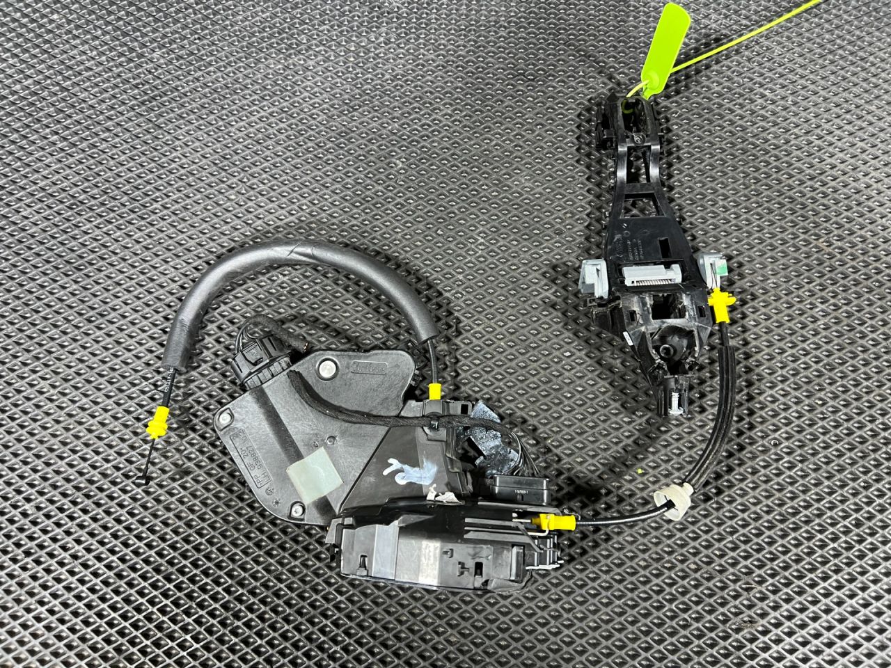 замок двери задней левой Land Rover Discovery 5 поколение 2017, 3.0 л., 306PS, бензин, АКПП, внедорожник 5 дв., HY3224995BC, LR038380, LR078752, LR048266, LR053707, LR063611 - фото №1