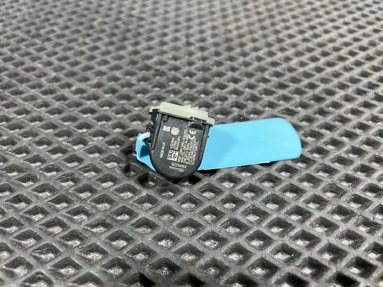 датчик давления в шине Chevrolet Trax 2 поколение 2024, 1.2 л., бензин, АКПП, внедорожник 5 дв., передний привод, 13528563, 13544444 - фото №1