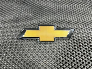 эмблема Chevrolet Trax 2 поколение 2023, 1.2 л., бензин, АКПП, внедорожник 5 дв., 42734443