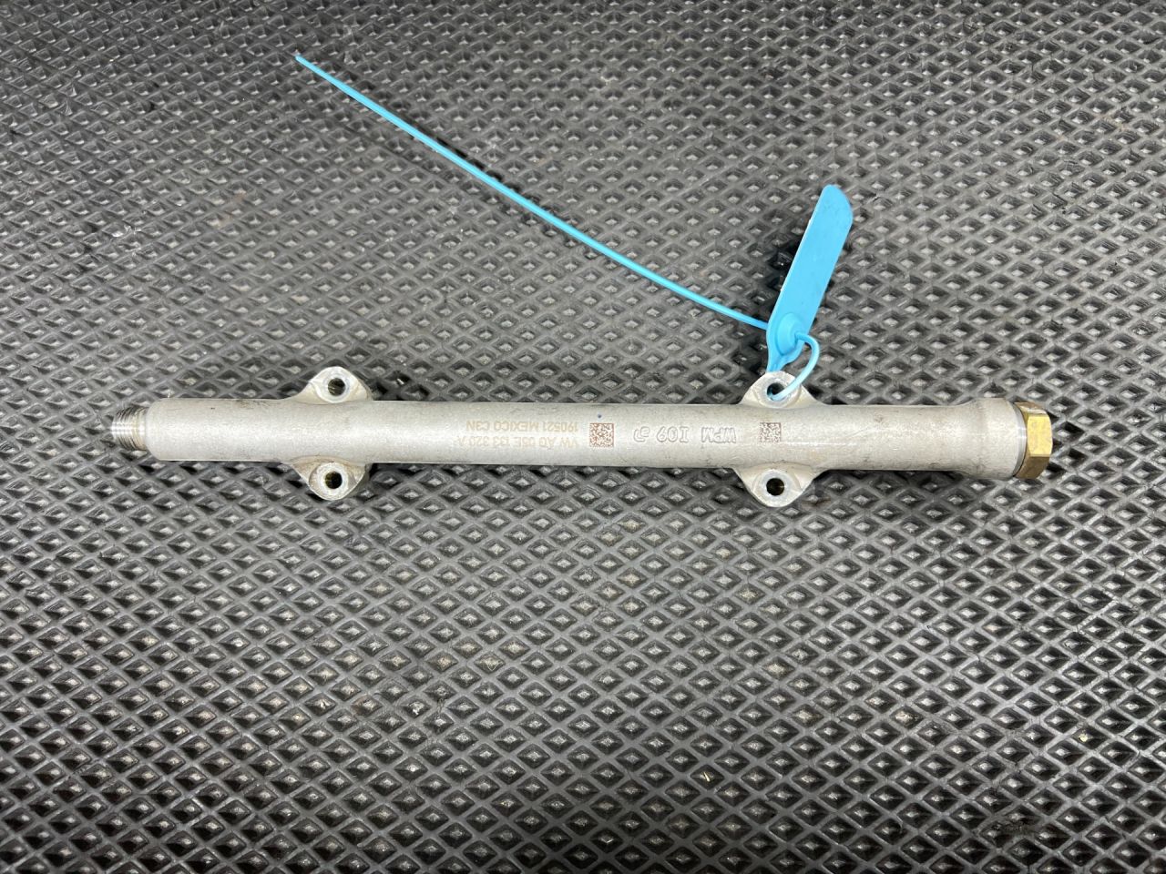 топливная рампа Volkswagen Taos 1 поколение 2023, 1.5 л., DNKA, бензин, АКПП, внедорожник 5 дв., передний привод, 05E133320A - фото №1