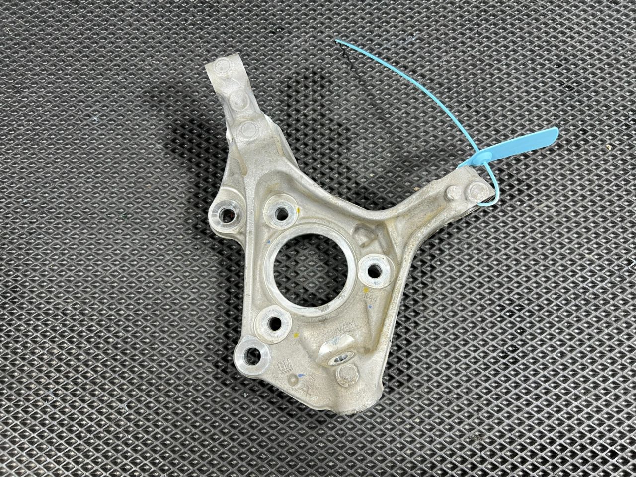 кулак поворотный правый Chevrolet Trax 2 поколение 2024, 1.2 л., бензин, АКПП, внедорожник 5 дв., передний привод, 42757359, 42481616 - фото №1