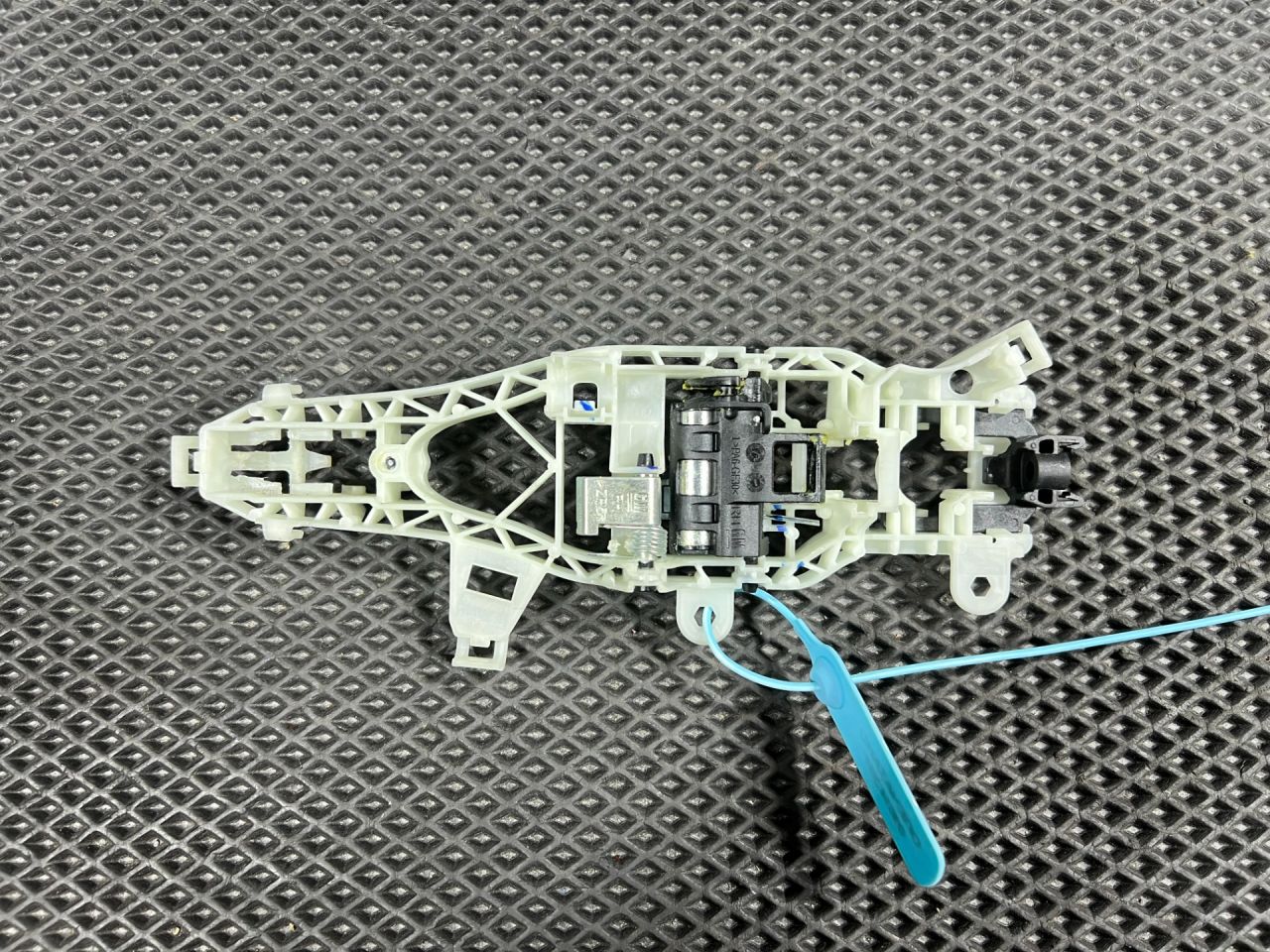 скелет ручки двери задней правой Chevrolet Trax 2 поколение 2024, 1.2 л., LIH, бензин, АКПП, внедорожник 5 дв., передний привод, 42732479 - фото №1