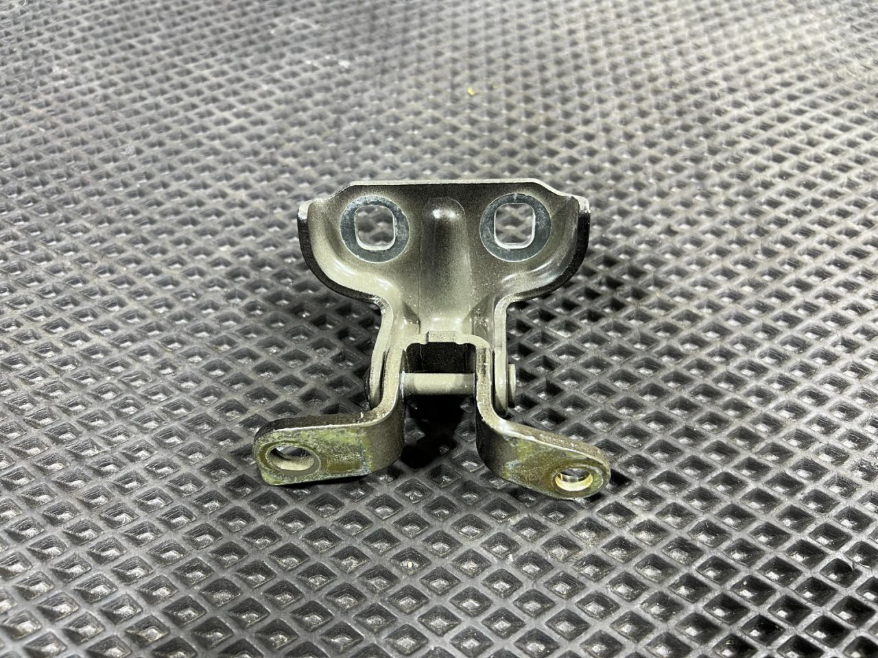 петля двери Chevrolet Trax 2 поколение 2024, 1.2 л., бензин, АКПП, внедорожник 5 дв., передний привод, 13501713 - фото №1