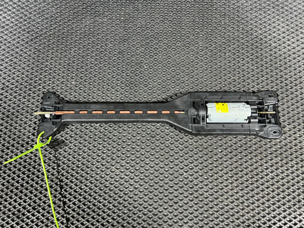 моторчик регулировки сиденья Jaguar XE 1 поколение 2018, 3.0 л., AJ 126, бензин, АКПП, седан, HHL500260, HHL500270, HHL500320, C2D26718, C2C37176, C2C37177, LR028226, 0390204171, C83514-100 - фото №1