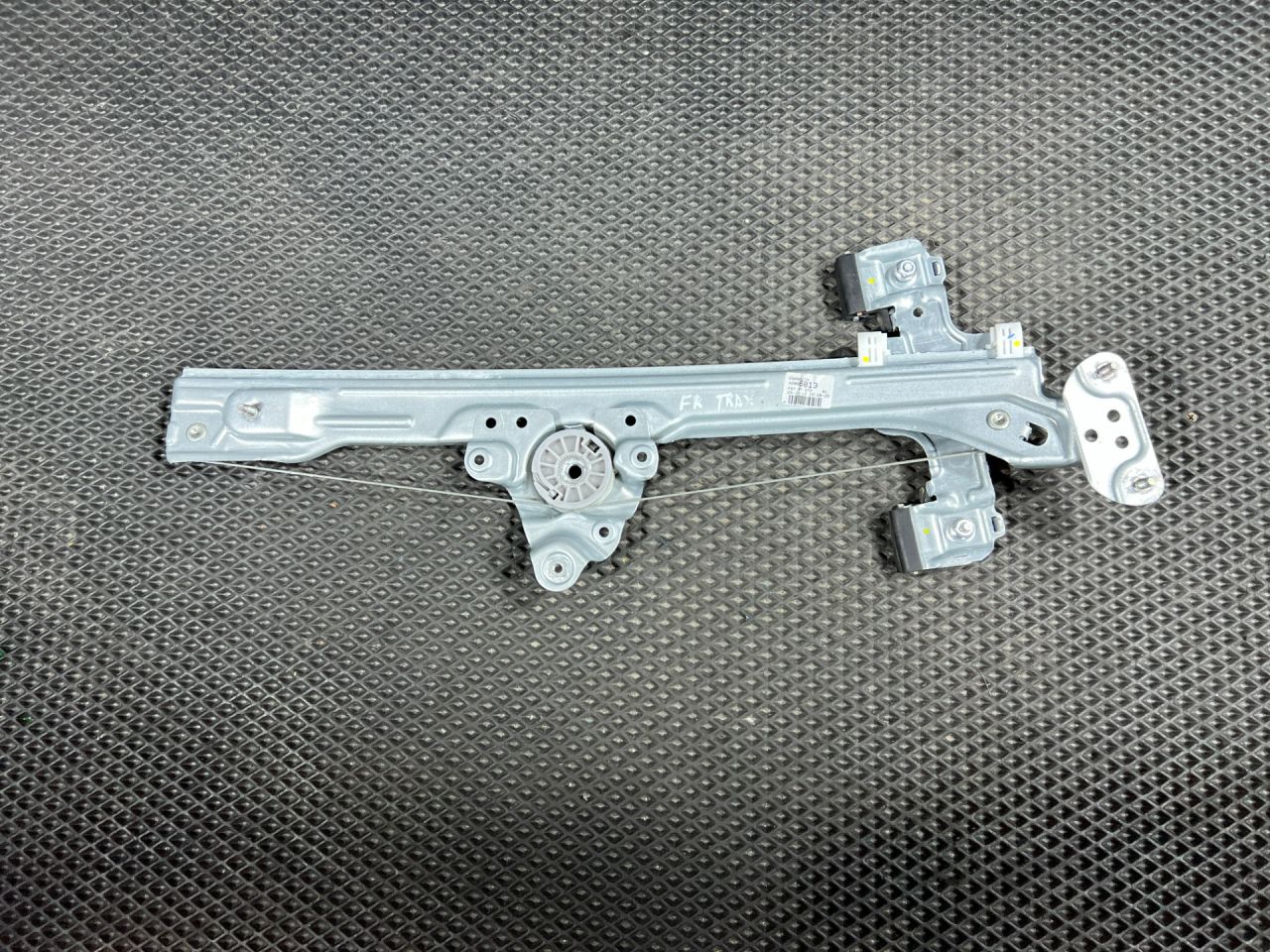 стеклоподъемник передний правый Chevrolet Trax 2 поколение 2024, 1.2 л., бензин, АКПП, внедорожник 5 дв., передний привод, 42896013, 42732447 - фото №1