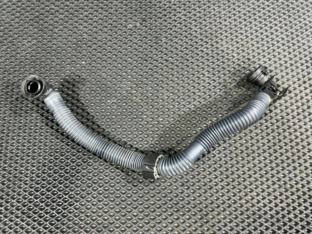 патрубок (трубопровод, шланг) Volkswagen Taos 1 поколение 2023, 1.5 л., DNKA, бензин, АКПП, внедорожник 5 дв., передний привод, 05E131170D - фото №1