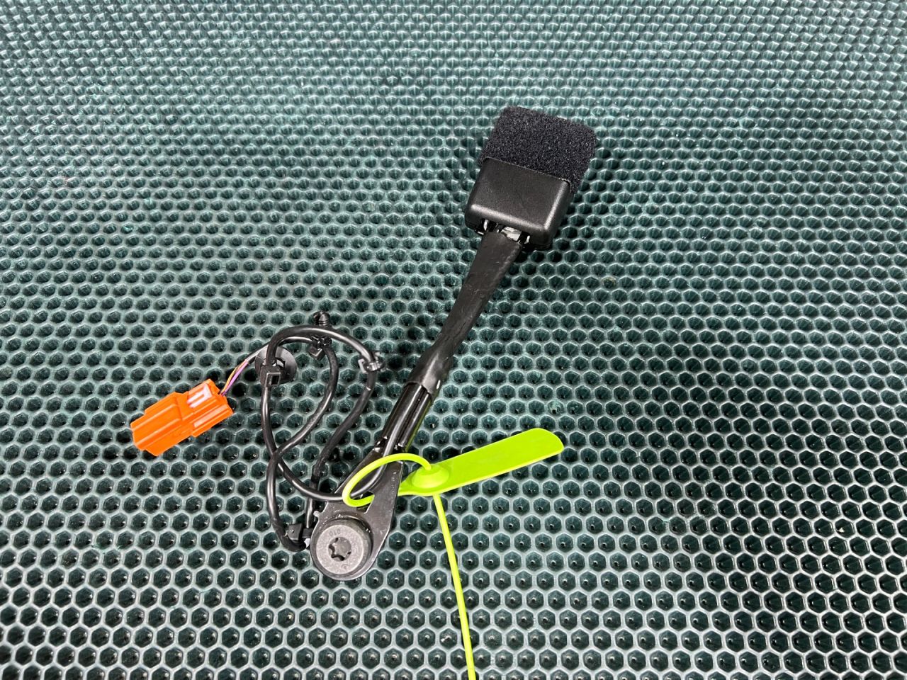 замок ремня безопасности Land Rover Range Rover Velar 1 поколение 2017, 3.0 л., бензин, АКПП, внедорожник 5 дв., FK7261208AD, T4A11105, LR092506, T4N9483, LR081110 - фото №1