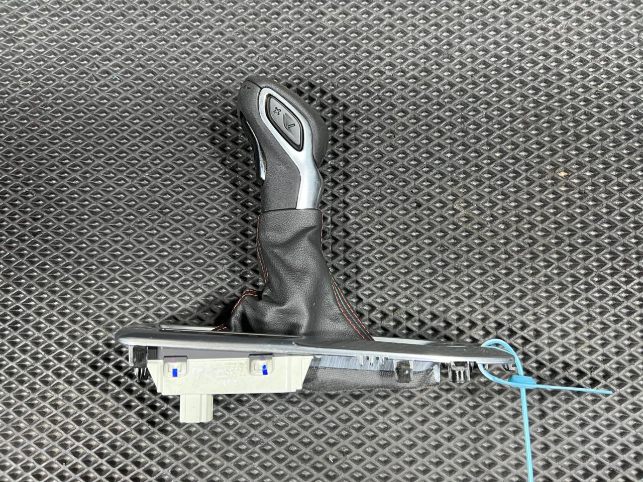 ручка кулисы КПП Chevrolet Trax 2 поколение 2023, 1.2 л., бензин, АКПП, внедорожник 5 дв., 60008831 - фото №1