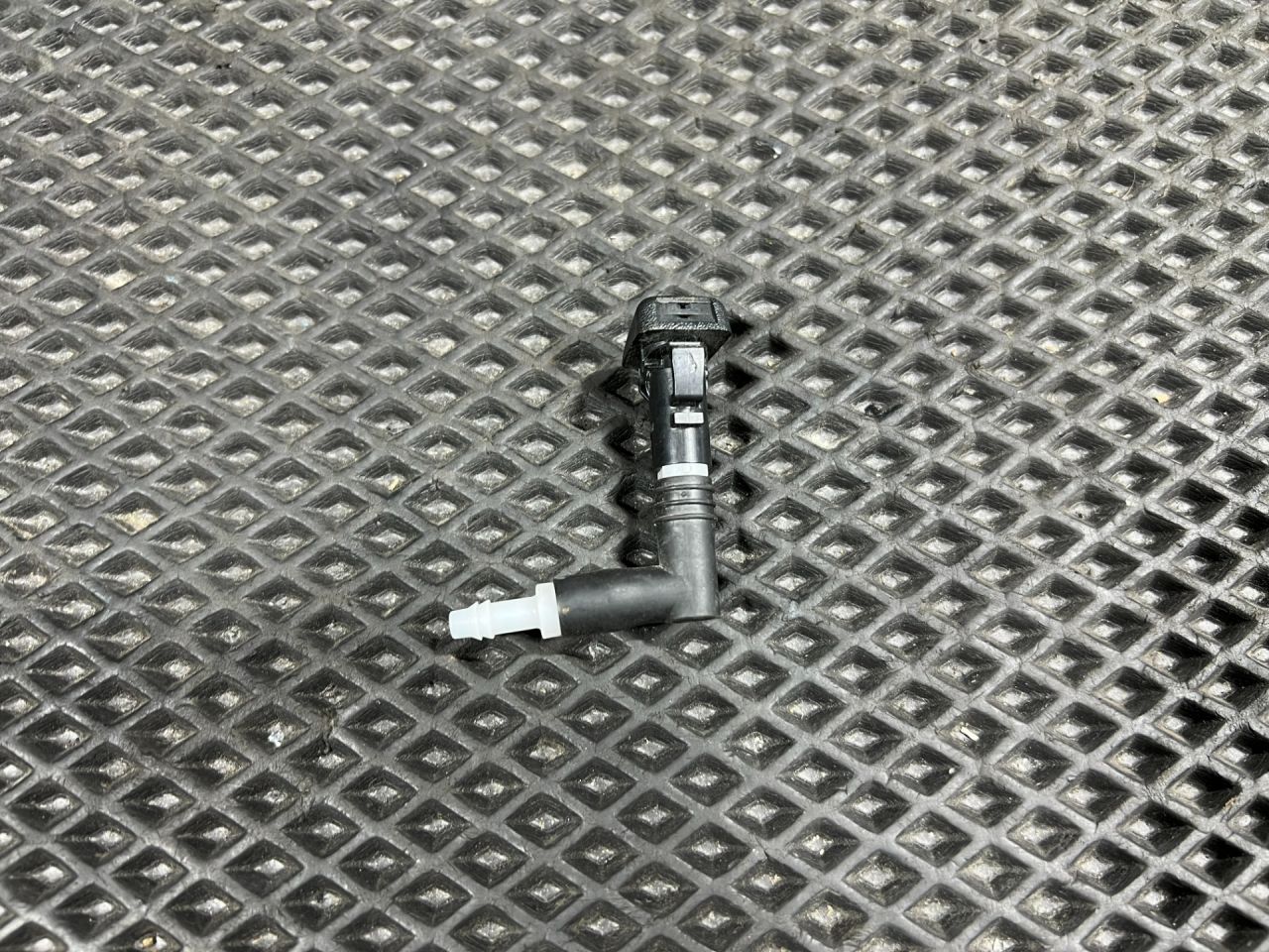 форсунка омывателя лобового стекла Chevrolet Trax 2 поколение 2024, 1.2 л., бензин, АКПП, внедорожник 5 дв., передний привод, 42734806 - фото №1