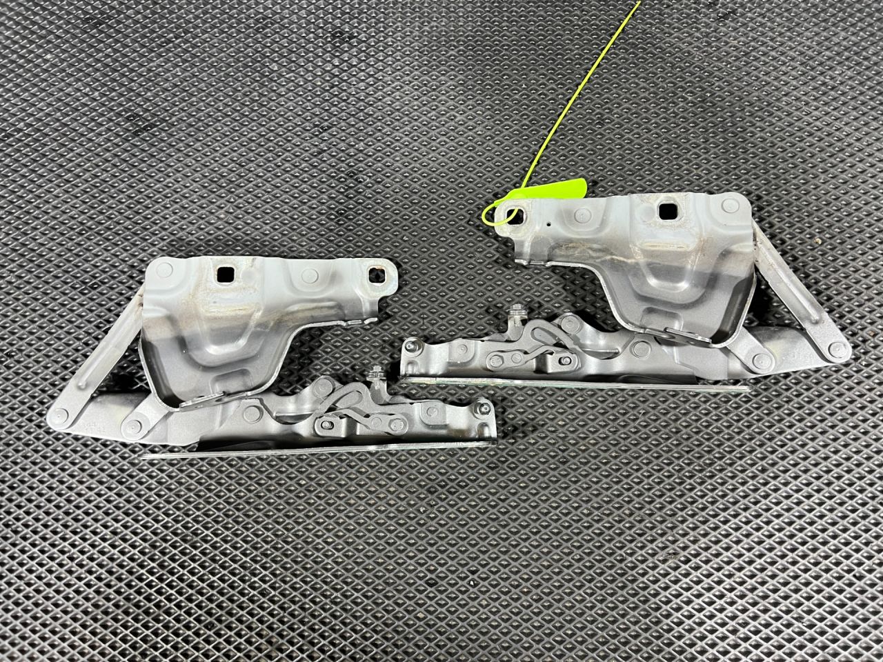 петля капота Jaguar XE 1 поколение X760 2017, 2.0 л., 204PT, бензин, АКПП, седан, GX7316801AE, GX7316800AE, T2H12980, T2H12981 - фото №1