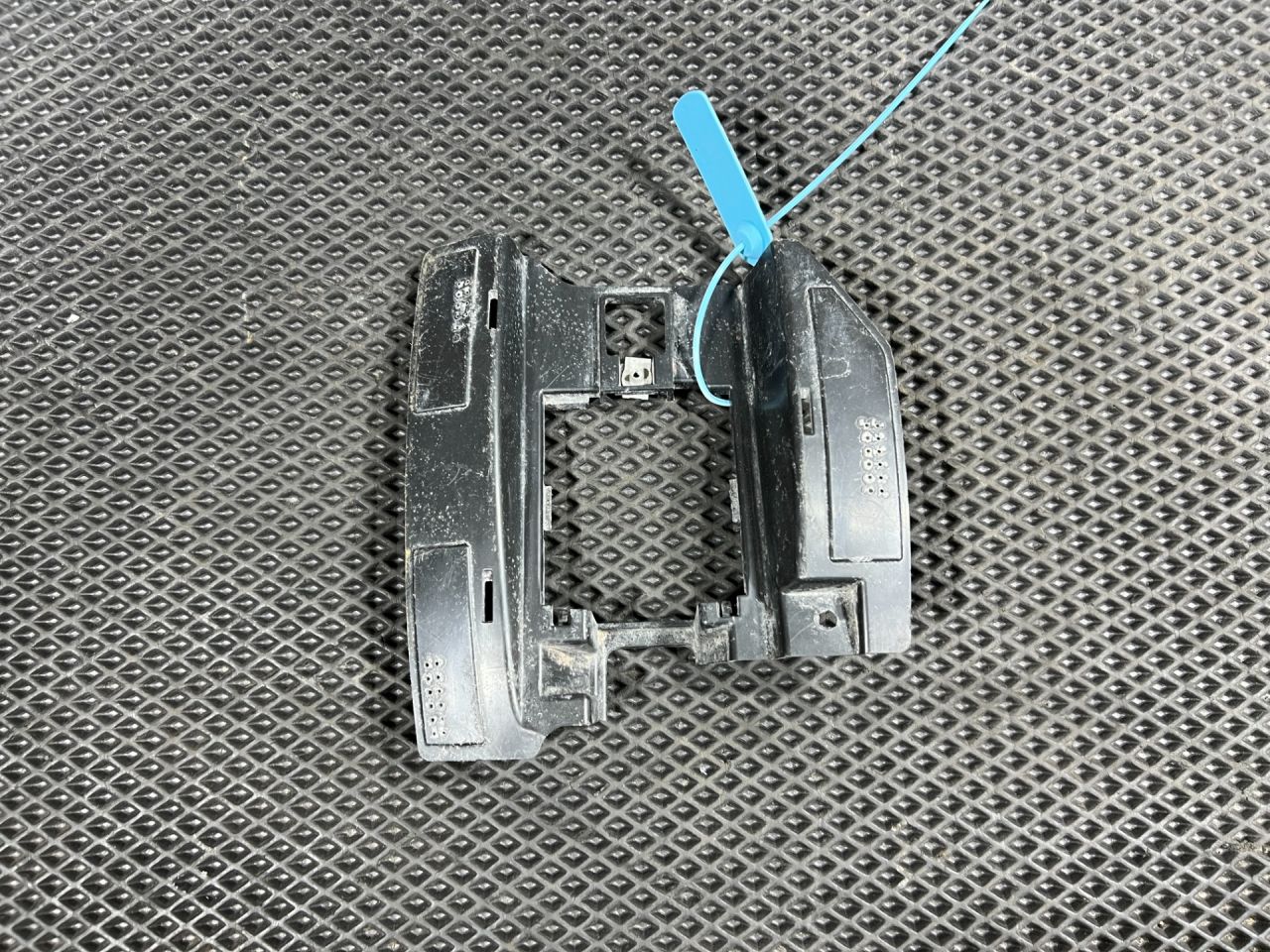 датчик мертвых (слепых) зон Chevrolet Trax 2 поколение 2024, 1.2 л., бензин, АКПП, внедорожник 5 дв., передний привод, 42780285 - фото №1