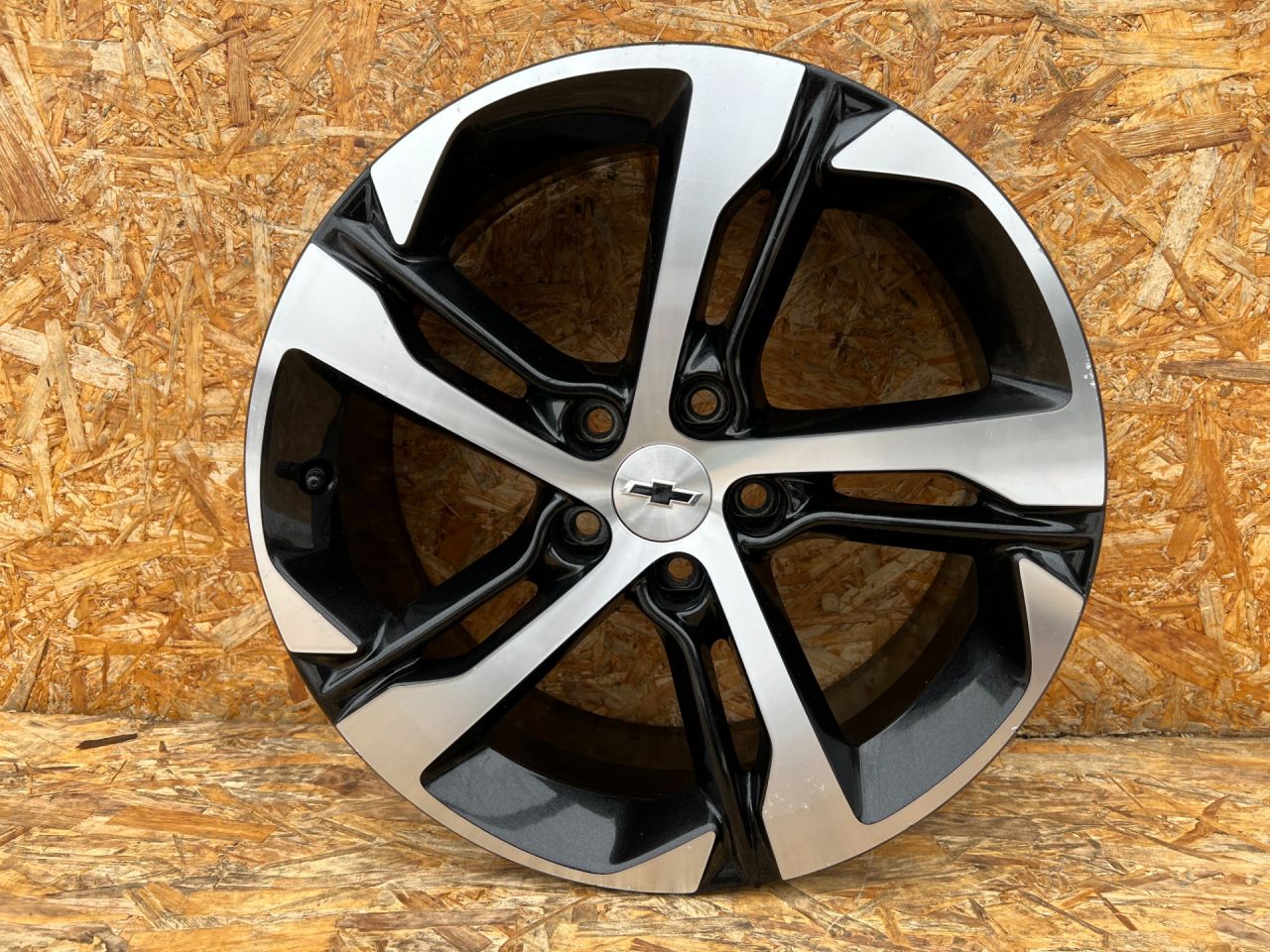 диск литой Chevrolet Trax 2 поколение 2023, 1.2 л., бензин, АКПП, внедорожник 5 дв., 42727445 - фото №1