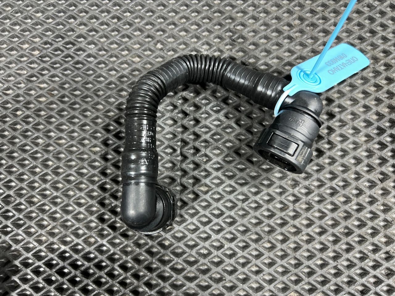 патрубок (трубопровод, шланг) Volkswagen Taos 1 поколение 2023, 1.5 л., DNKA, бензин, АКПП, внедорожник 5 дв., передний привод, 5QM201931 - фото №1