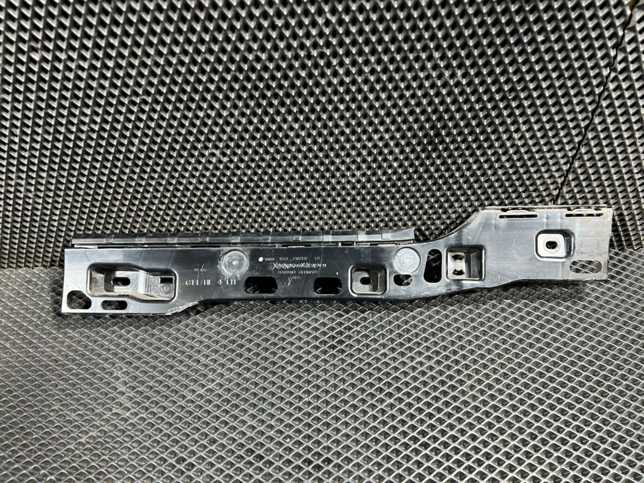 Кронштейн крепления порога BMW 7 серия G11/G12 2017, 3.0 л., B57 D30 A, дизель, АКПП, седан, 51777357137 - фото №1