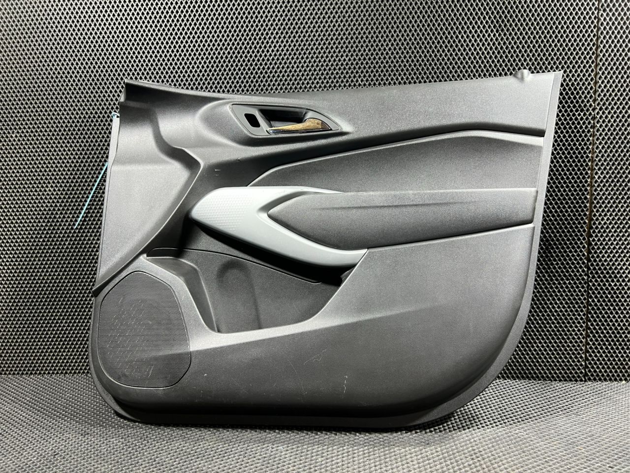 обшивка двери передняя правая Chevrolet Trax 2 поколение 2024, 1.2 л., LIH, бензин, АКПП, внедорожник 5 дв., передний привод, 84629910, 42851046, 42843272, 42851034, 42890422, 42914487 - фото №1