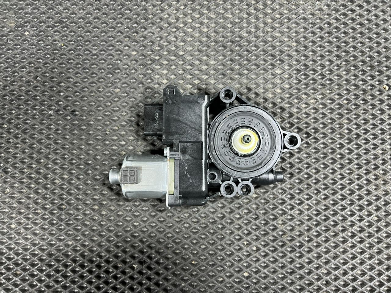 моторчик стеклоподъемника передний левый Kia Sorento 4 поколение 2023, 2.0 л., G4KA, бензин, АКПП, внедорожник 5 дв., передний привод, 82450P2010 - фото №1