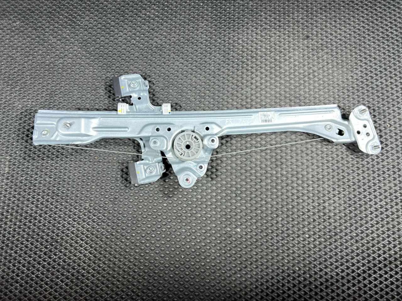 стеклоподъемник передний правый Chevrolet Trax 2 поколение 2023, 1.2 л., бензин, АКПП, внедорожник 5 дв., 42896013, 42732447 - фото №1