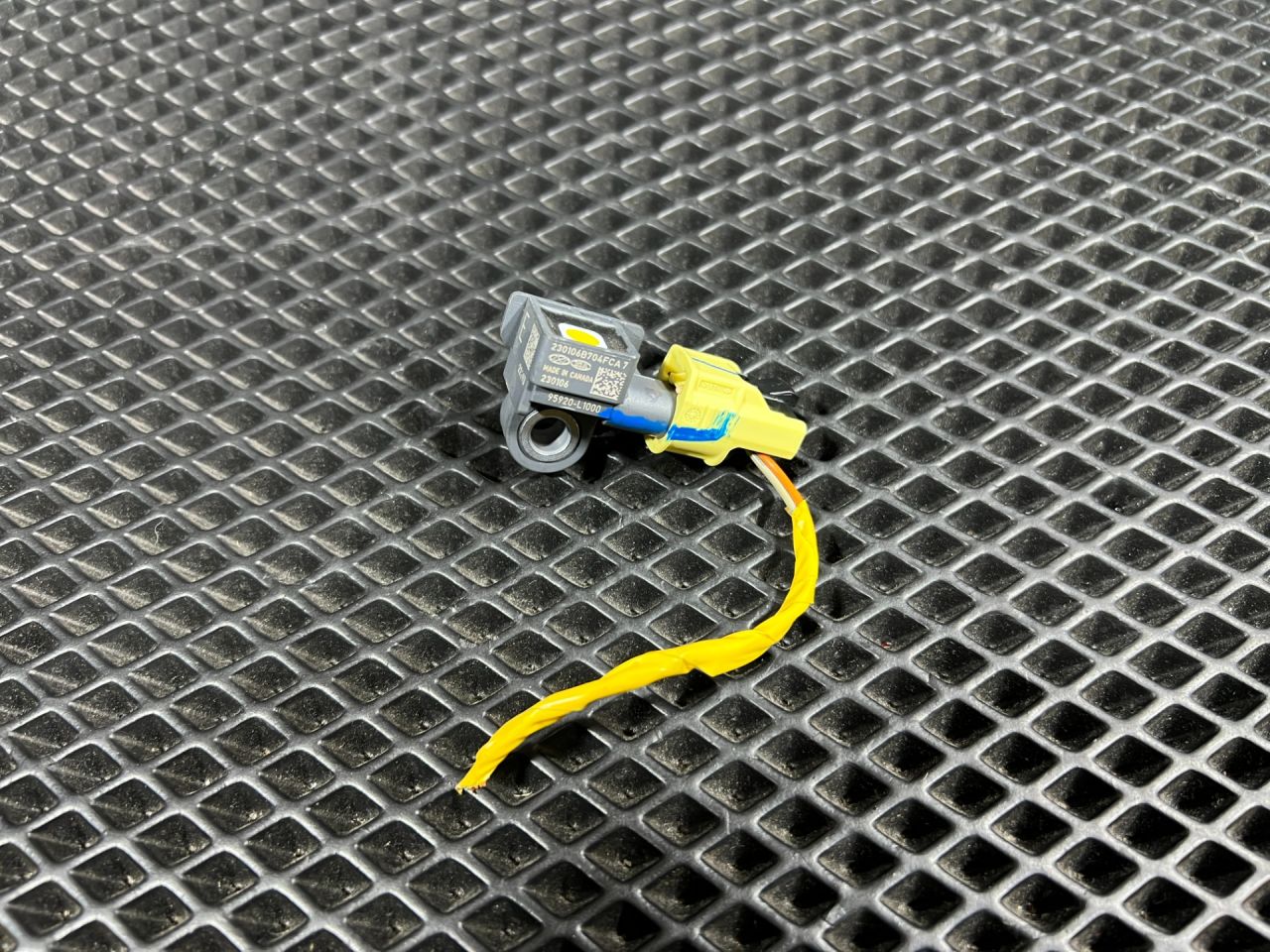 датчик удара Kia Sorento 4 поколение 2023, 2.5 л., бензин, АКПП, внедорожник 5 дв., передний привод, 95920-L1000 - фото №1