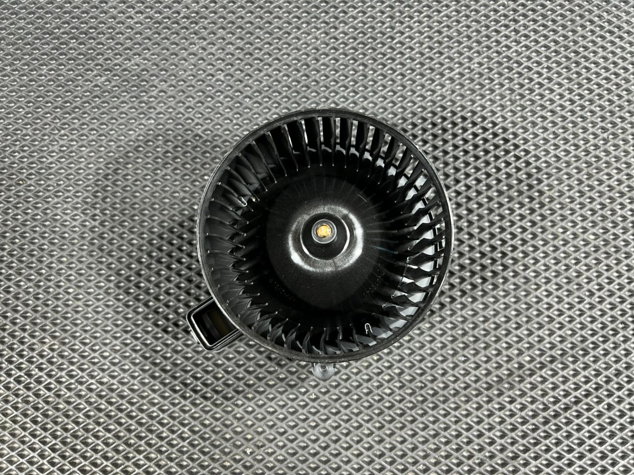 моторчик печки Chevrolet Trax 2 поколение 2024, 1.2 л., бензин, АКПП, внедорожник 5 дв., передний привод, 42758430 - фото №1