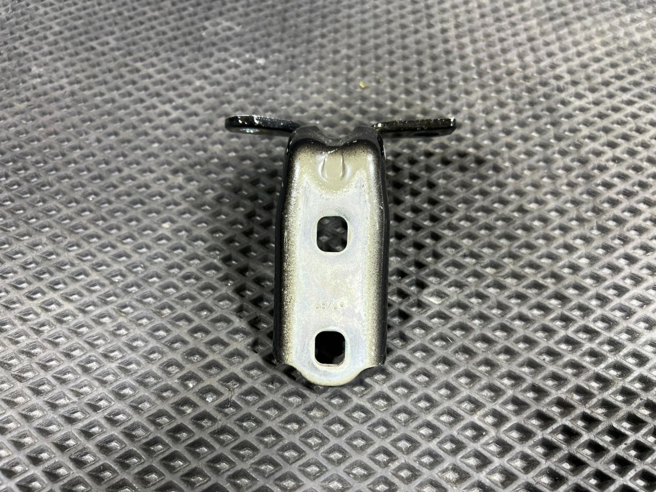 петля двери Chevrolet Trax 2 поколение 2024, 1.2 л., бензин, АКПП, внедорожник 5 дв., передний привод, 13581569, 85644415 - фото №1