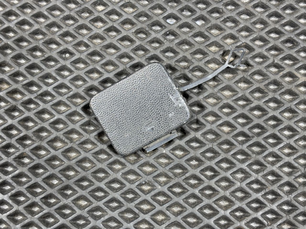 заглушка заднего бампера под крюк Mercedes-Benz GL-Класс X164 2008, 4.7 л., M 273.923, бензин, АКПП, внедорожник 5 дв., A1648850523 - фото №1