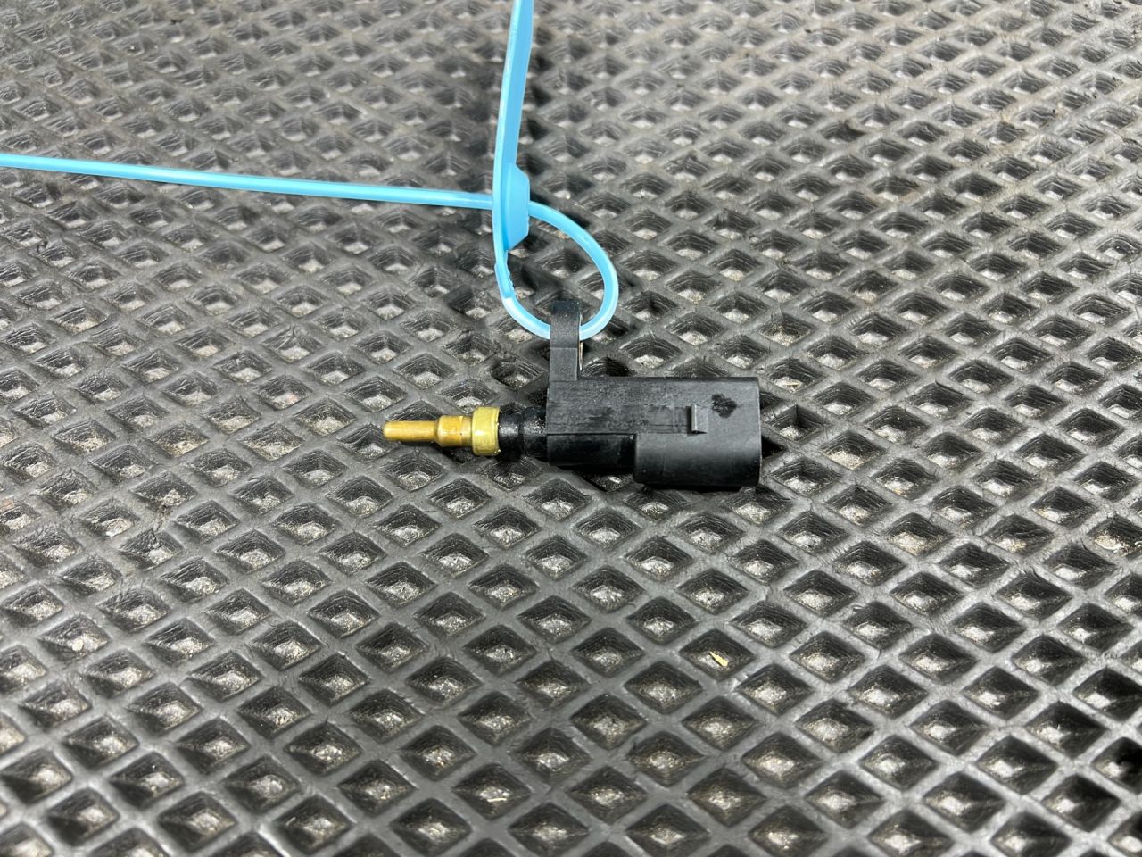 датчик температуры охлаждающей жидкости Volkswagen Taos 1 поколение 2023, 1.5 л., DNKA, бензин, АКПП, внедорожник 5 дв., передний привод, 03F919501B - фото №1