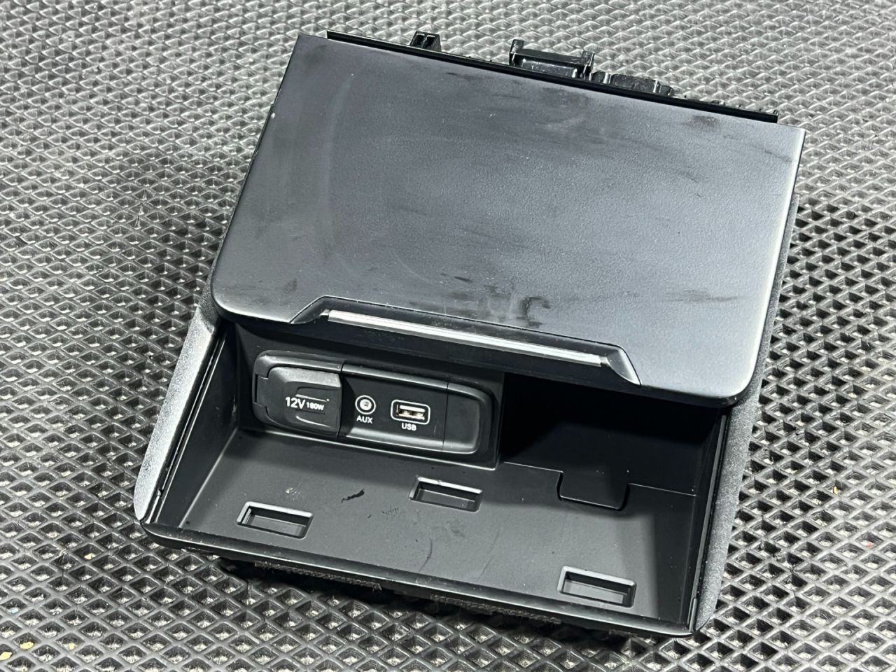 разъем AUX / USB Genesis G70 1 поколение 2019, 2.0 л., G4KL, бензин, АКПП, седан, 84680-G9010 - фото №1