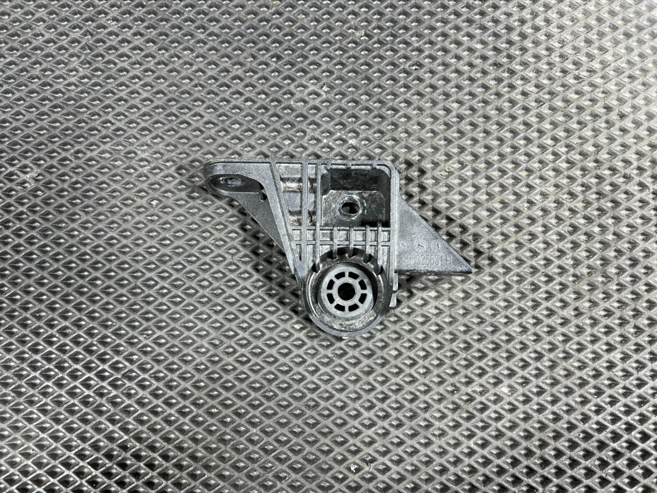 кронштейн радиатора Chevrolet Trax 2 поколение 2024, 1.2 л., бензин, АКПП, внедорожник 5 дв., передний привод, 42832563 - фото №1