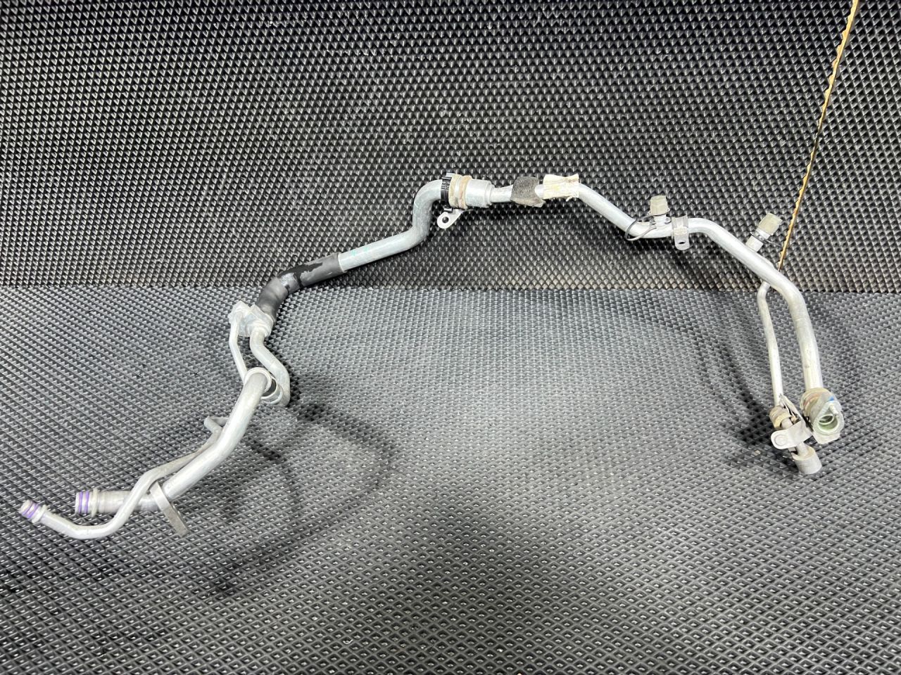 трубка кондиционера Jaguar XE 1 поколение X760 2016, 3.0 л., бензин, АКПП, седан, HK8319A834AB, T4A11663, LR091468, T4A3591 - фото №1