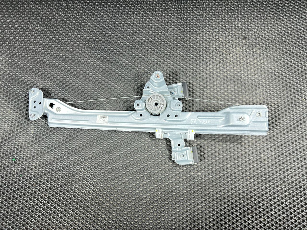 стеклоподъемник передний правый Chevrolet Trax 2 поколение 2024, 1.2 л., бензин, АКПП, внедорожник 5 дв., передний привод, 42896013, 42732447 - фото №1