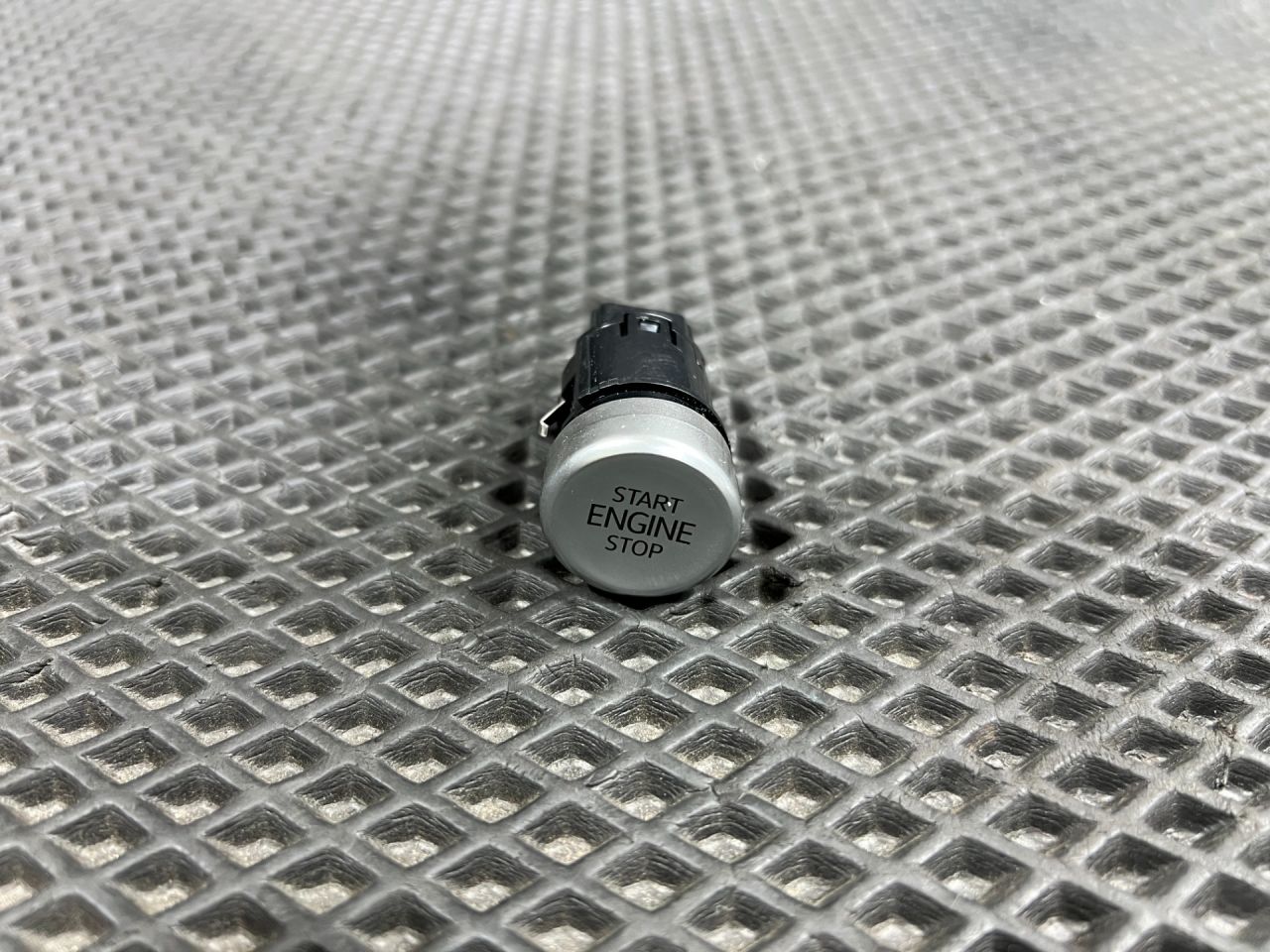 кнопка запуска двигателя Volkswagen Taos 1 поколение 2023, 1.5 л., DNKA, бензин, АКПП, внедорожник 5 дв., передний привод, 2GJ959839 - фото №1