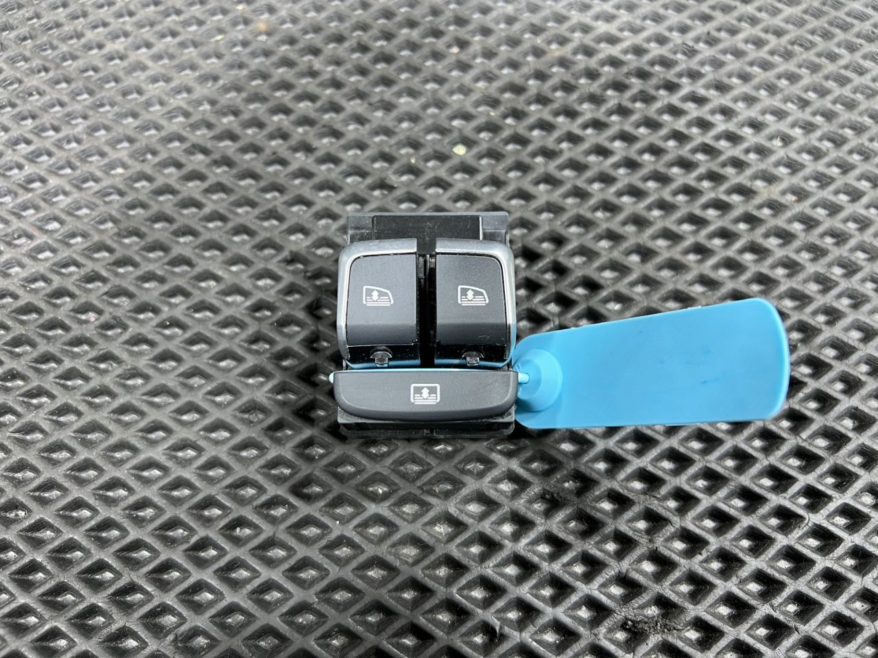 блок управления стеклоподъемниками задней Audi S8 D4 2013, 4.0 л., CGTA, бензин, АКПП, седан, 4H0959851F - фото №1