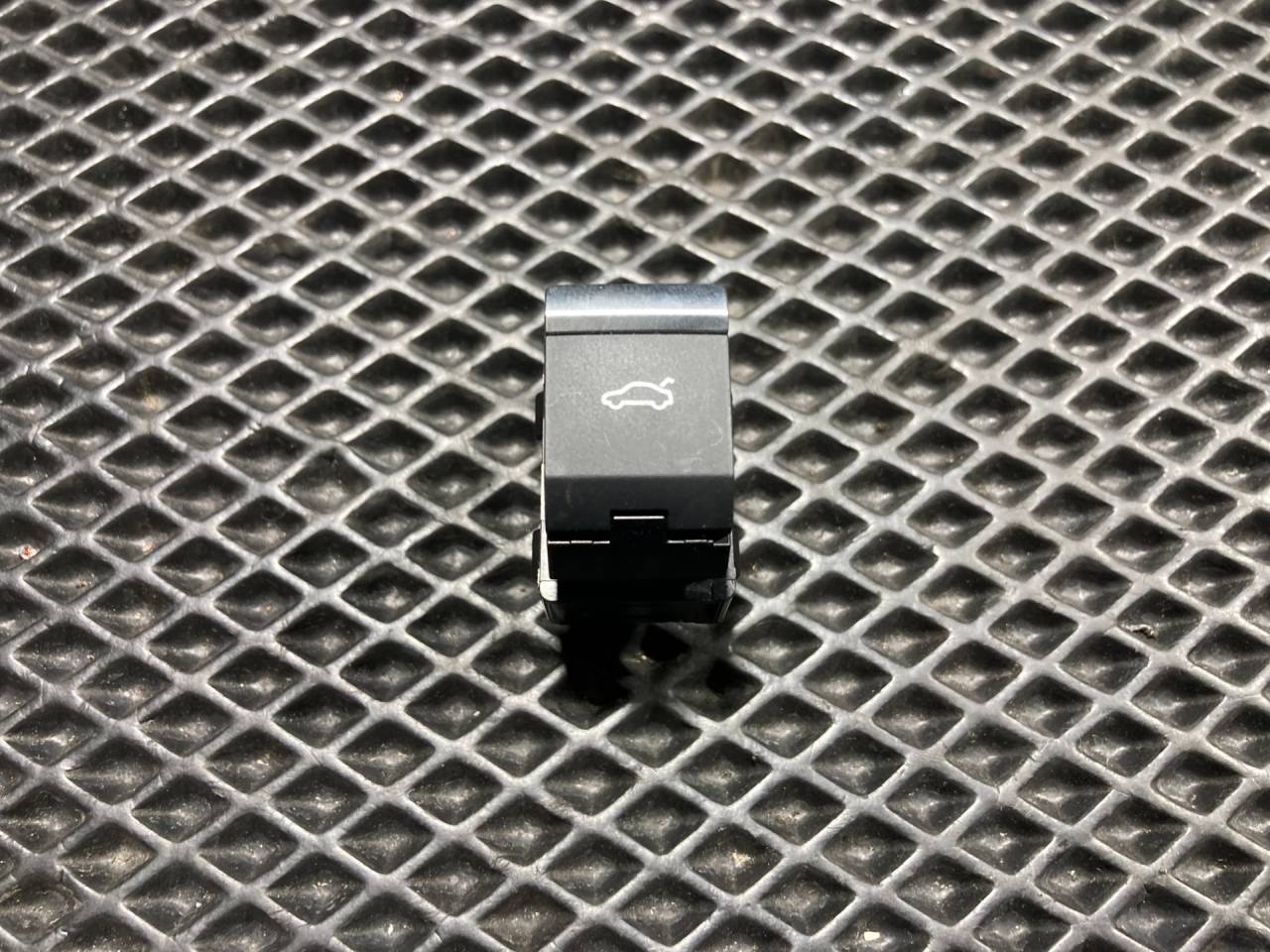 кнопка открытия багажника Audi A5 F5 2018, 2.0 л., CVKB, бензин, АКПП, лифтбэк, 4M0959831A - фото №1