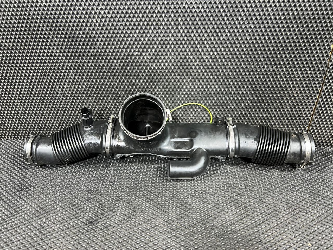 патрубок воздушного фильтра Land Rover Range Rover Velar 1 поколение 2019, 3.0 л., бензин, АКПП, внедорожник 5 дв., GX739C623BB, GX739C602B, LR092339, T2H25122, GX739R504BA, GX739R504AA - фото №1