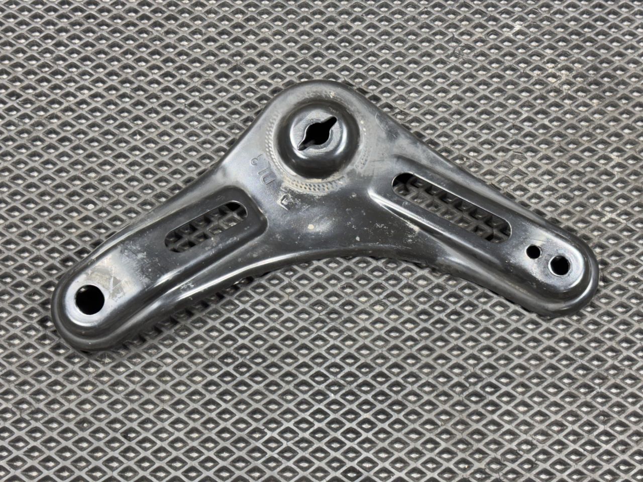 Кронштейн балки Kia K5 3 поколение 2022, 1.6 л., G4FP, бензин, АКПП, 62470L2000 - фото №1