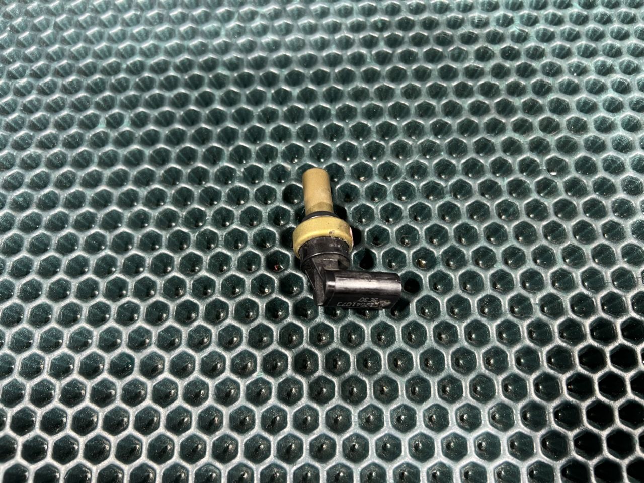 датчик температуры охлаждающей жидкости Chevrolet Trax 2 поколение 2024, 1.2 л., бензин, АКПП, внедорожник 5 дв., передний привод, 12641073 - фото №1