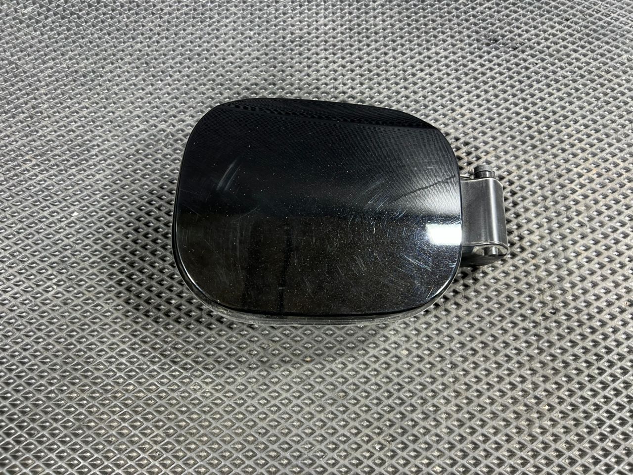 лючок топливного бака Chevrolet Trax 2 поколение 2024, 1.2 л., бензин, АКПП, внедорожник 5 дв., передний привод, 42888720, 42888718 - фото №1