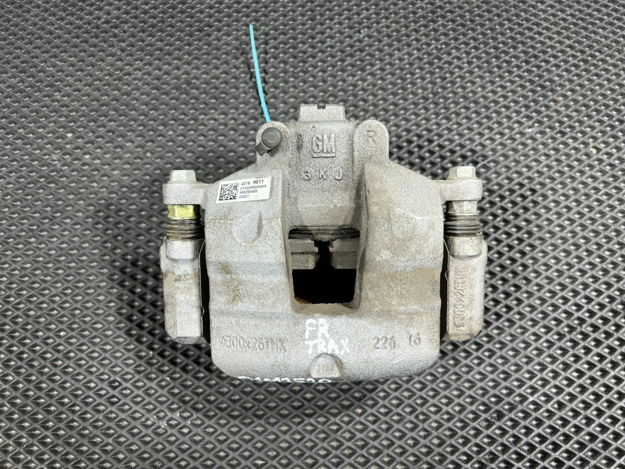 суппорт передний правый Chevrolet Trax 2 поколение 2024, 1.2 л., LIH, бензин, АКПП, внедорожник 5 дв., передний привод, 42789011 - фото №1