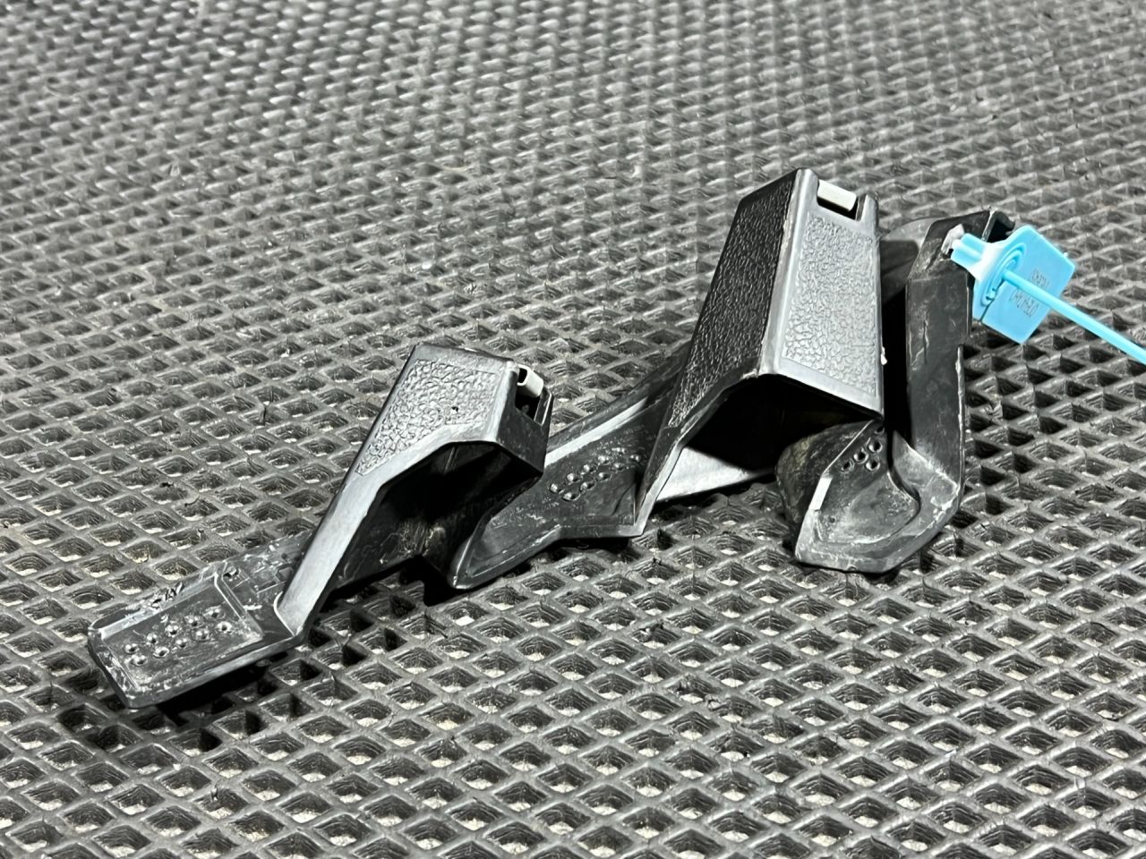 кронштейн (крепление) Buick Envista 1 поколение 2024, 1.2 л., бензин, АКПП, внедорожник 5 дв., 42772520 - фото №1