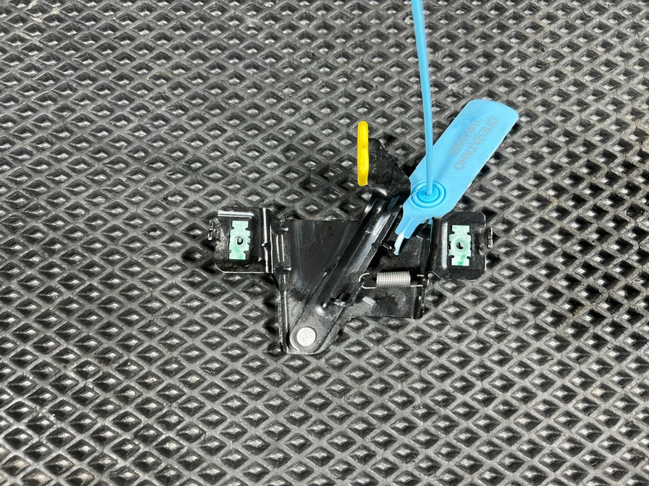 замок капота Chevrolet Trax 2 поколение 2024, 1.2 л., LIH, бензин, АКПП, внедорожник 5 дв., передний привод, 42802597 - фото №1