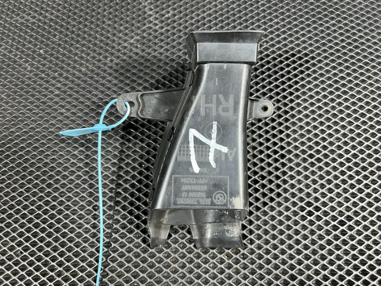 воздуховод тормозной правый BMW 7 серия G11/G12 2017, 3.0 л., B57 D30 A, дизель, АКПП, седан, 51747359792 - фото №1