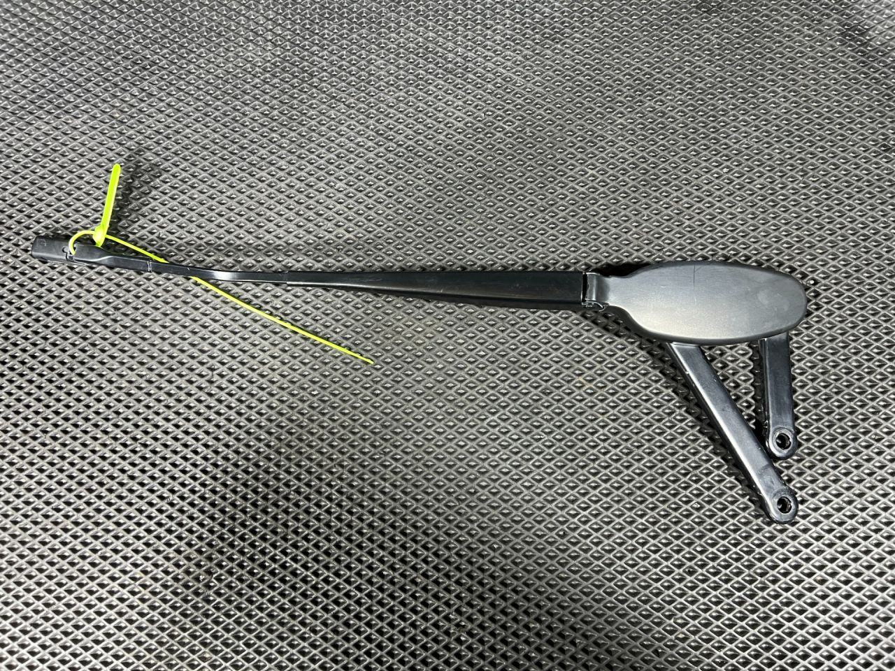 щеткодержатель (поводок стеклоочистителя, дворник) Mercedes-Benz GLB-Класс 1 поколение X247 2021, 2.0 л., бензин, АКПП, внедорожник 5 дв., A2478201701 - фото №1